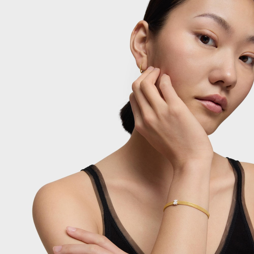 Pulsera de malla de oro amarillo y blanco con diamantes y motivo de oso