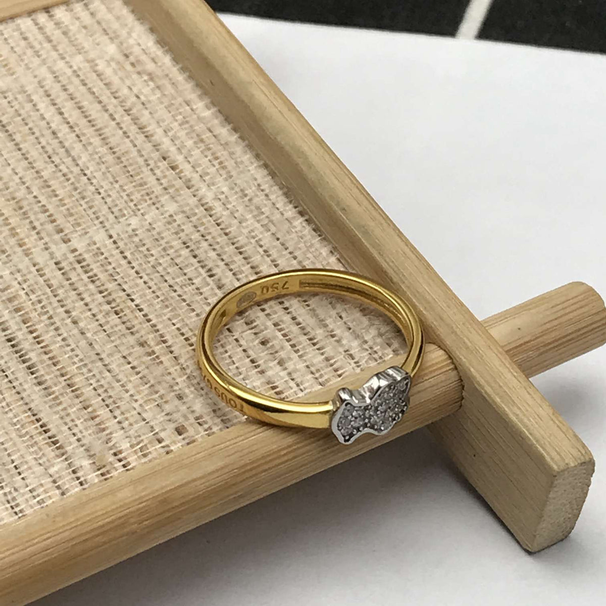 Yellow and White Gen Ring with  Bear motif