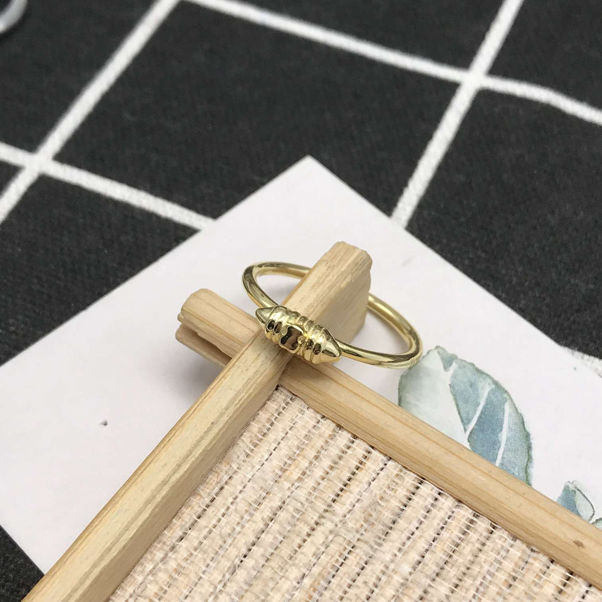 Lure gold ring with 2.8 mm bear detail in the center