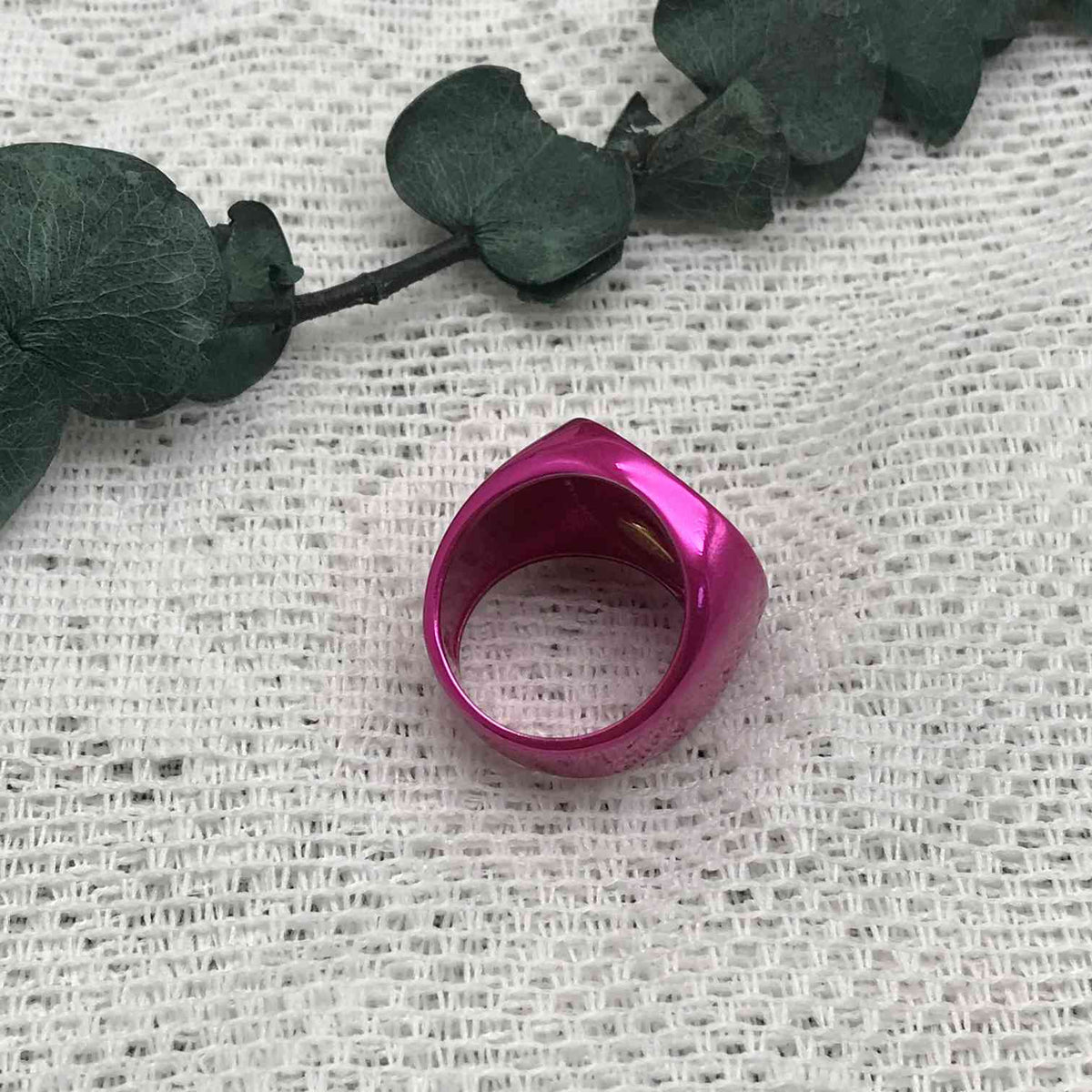 Oursin seal in fuchsia sterling silver with a central bear with  plating over silver