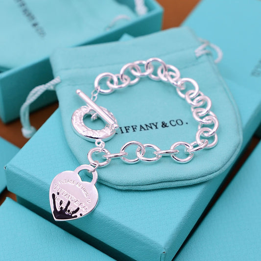 Pulsera Return to Tiffany™ con dije de corazón, cierre de palanca y cordón negro, en plata fina