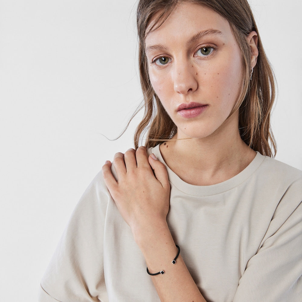 Pulsera de malla de acero IP negra fina con ónix