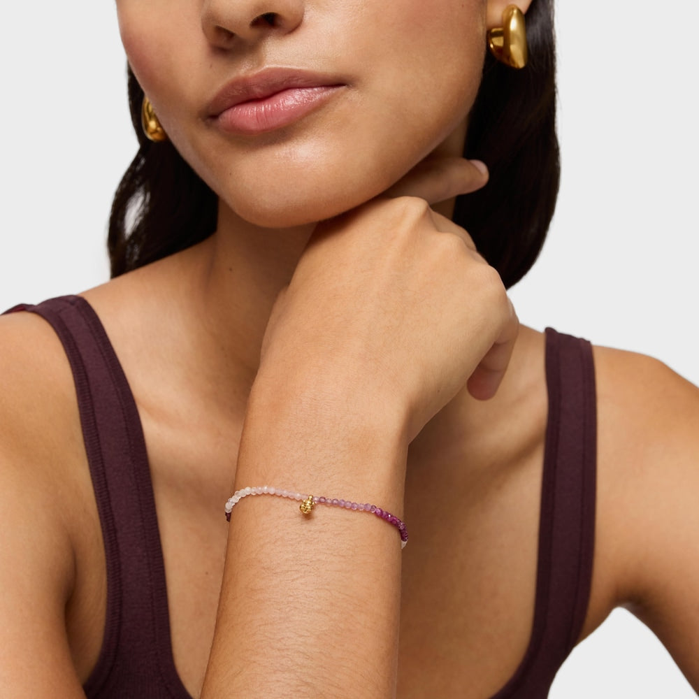 Pulsera elástica de plata con baño de oro de 18kt, gemas rosas y un atrevido oso